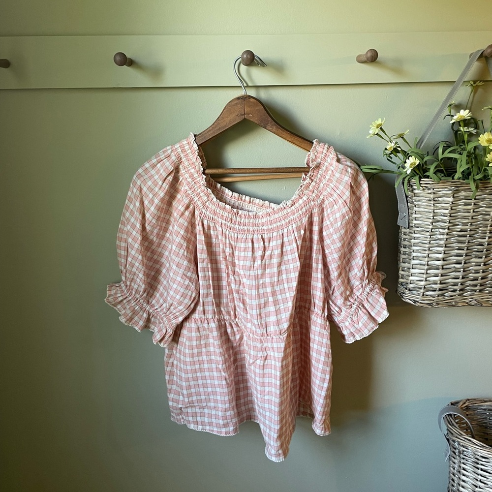Old Navy~ pink gingham blouse, perfect for work wear. Perfect condition!